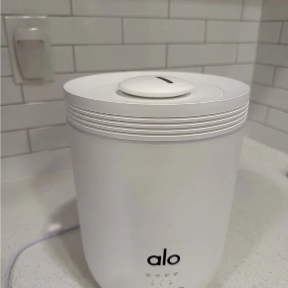 ALO Yoga White Ultrasonic Diffuser - Picture 2 of 3
